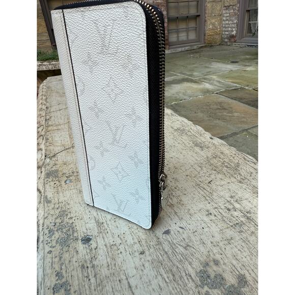 Louis Vuitton White Taigarama Zippy Wallet Pristine - Picture 4 of 9
